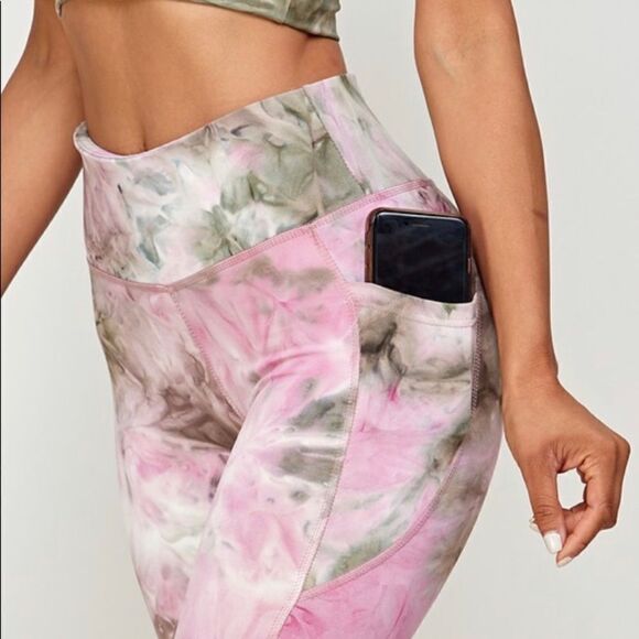 Sports Bra Crop Top with Bikers Shorts - Picture 3 of 8